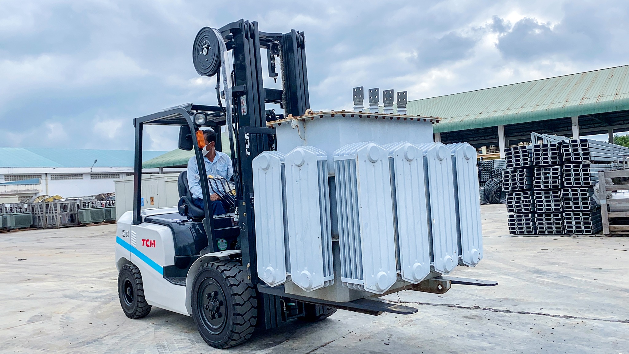 Mua Xe Nâng Dầu 1.5 Tấn TCM Giá Tốt, Độ Bền Cao Tại Xe Nâng 365 (1)